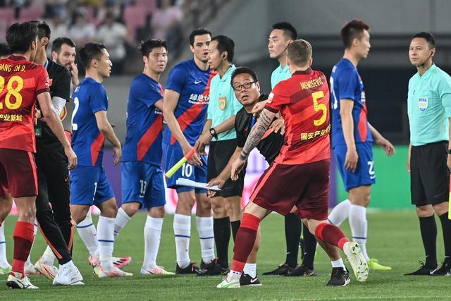 悲喜交错国足跌到第94位成耻辱小将绝杀埃弗顿14岁就签约巴萨